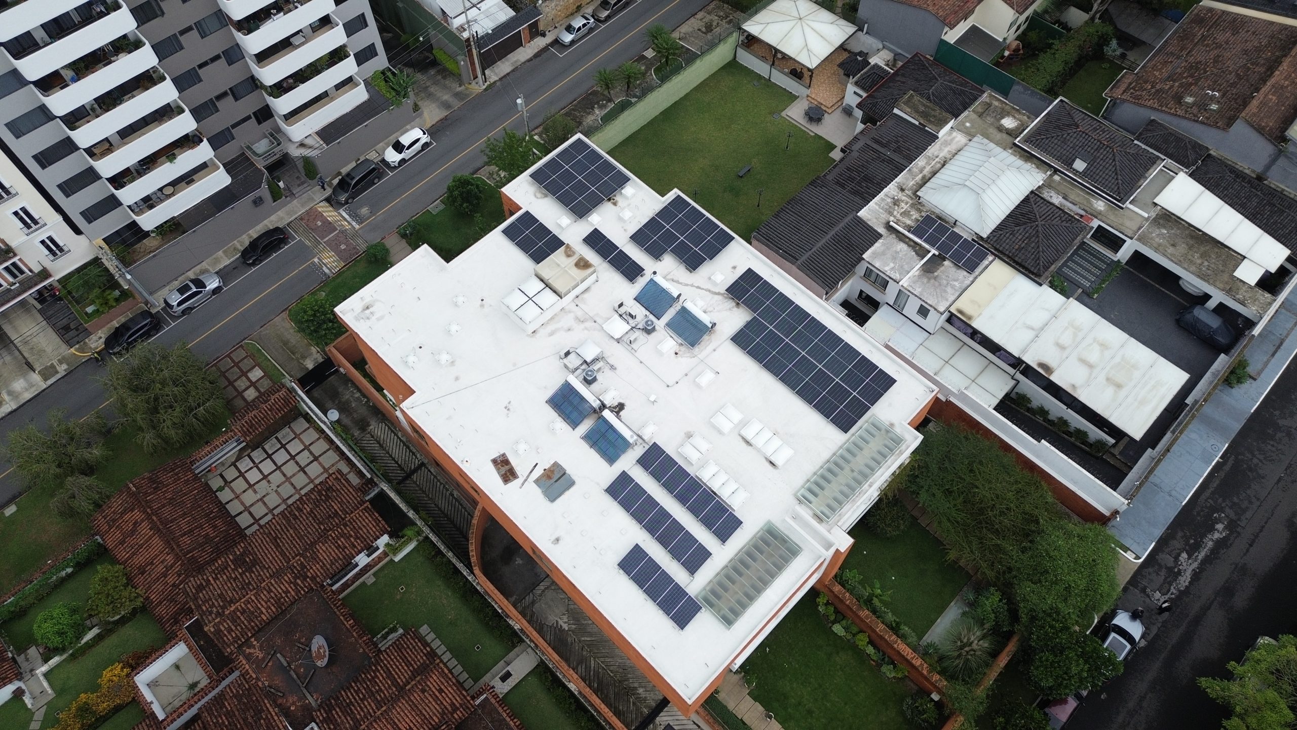 Familia Paiz z14 Paneles Solares Ecolumen