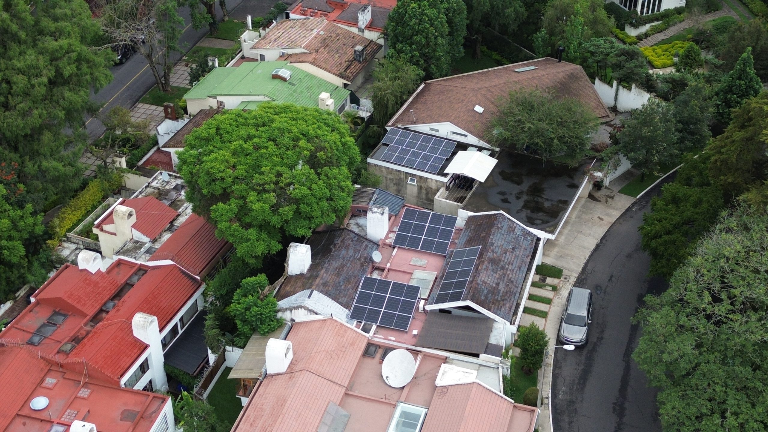 Familia Paiz z14 Paneles Solares Ecolumen